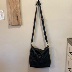 Black Fossil Amelia Crossbody/ hobo style convertible bag EUC